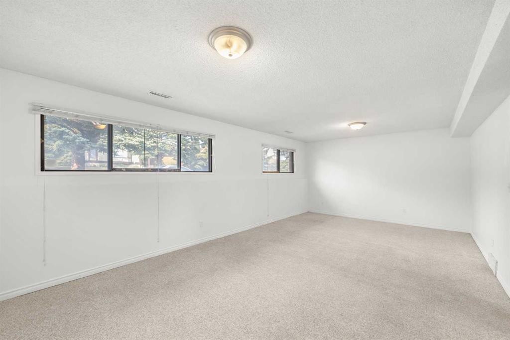 1 Edgewood Drive Nw, Calgary, AB - Indoor Photo Showing Other Room