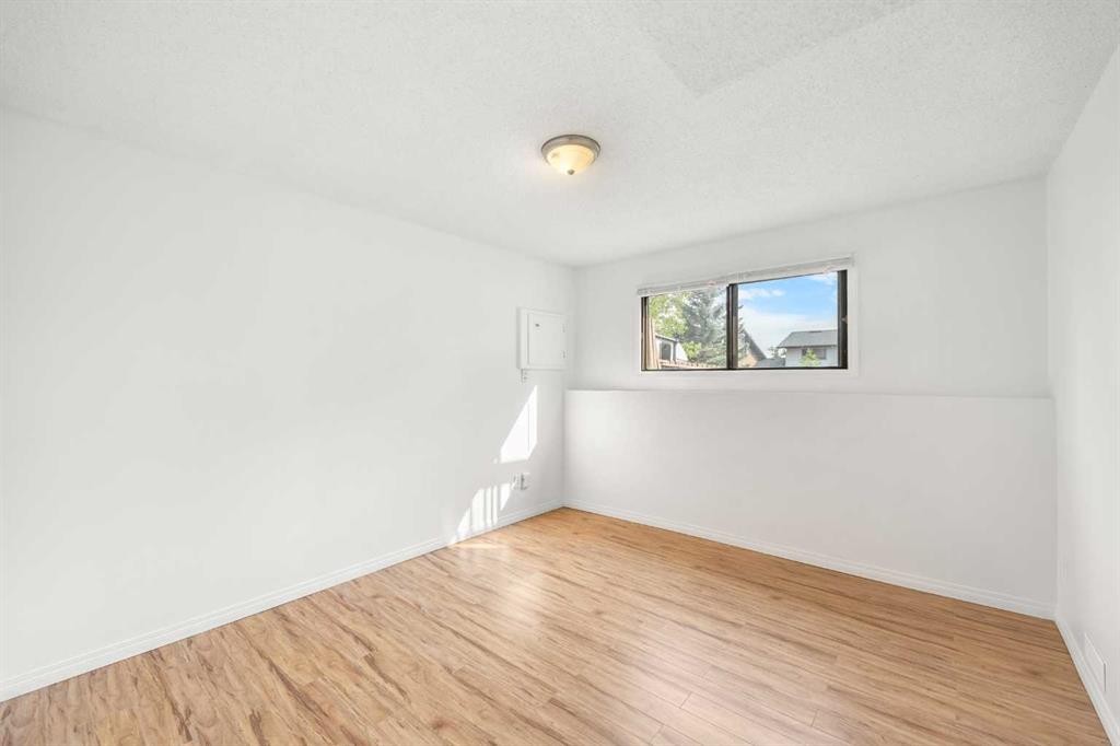 1 Edgewood Drive Nw, Calgary, AB - Indoor Photo Showing Other Room
