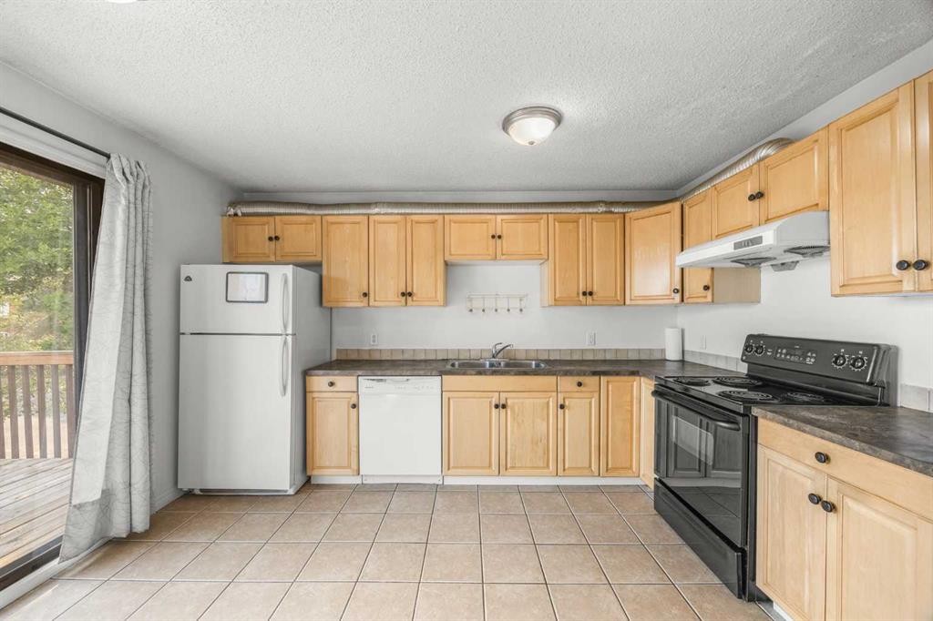 1 Edgewood Drive Nw, Calgary, AB - Indoor Photo Showing Kitchen With Double Sink