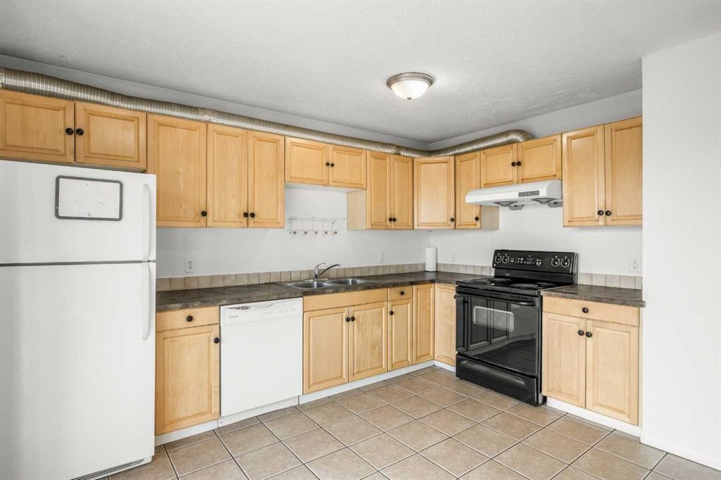 1 Edgewood Drive Nw, Calgary, AB - Indoor Photo Showing Kitchen With Double Sink