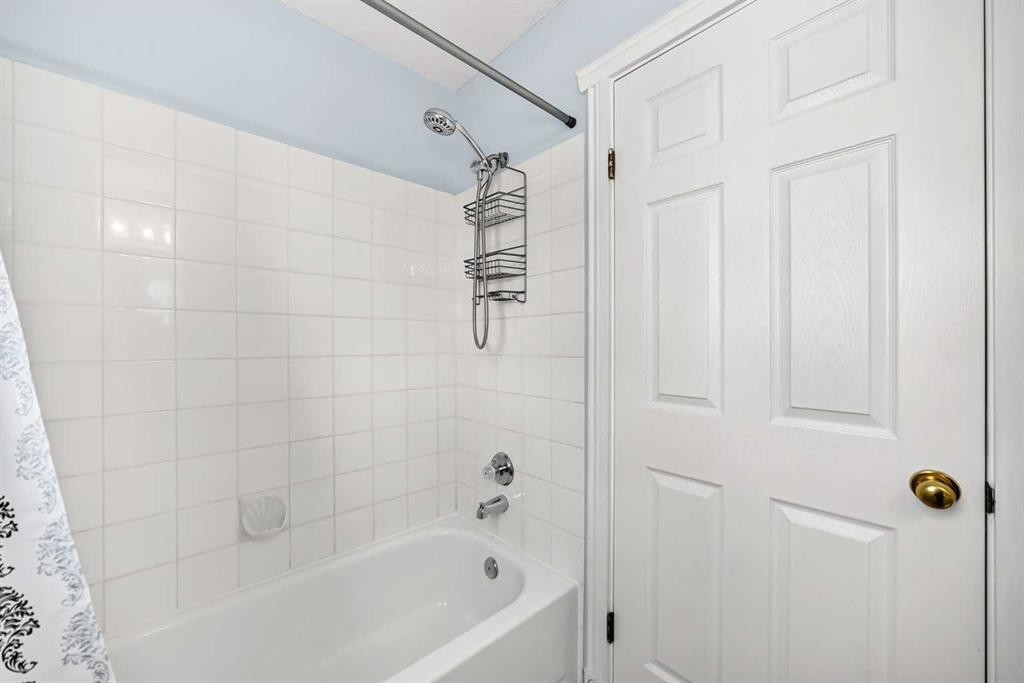 144 Riverstone Crescent Se, Calgary, AB - Indoor Photo Showing Bathroom