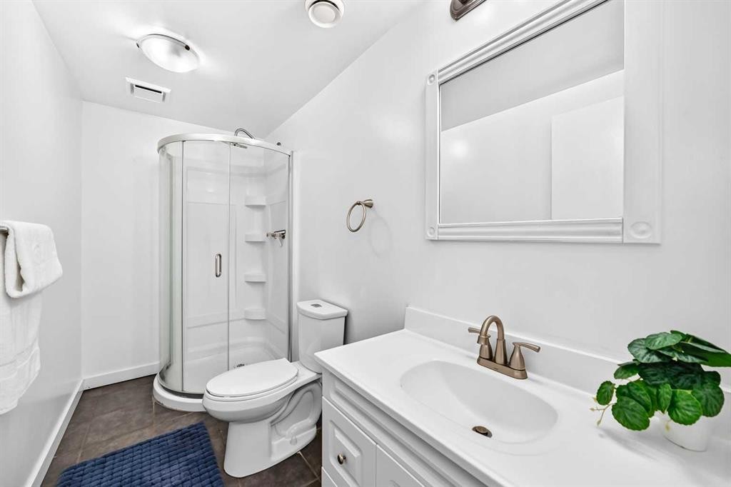 144 Riverstone Crescent Se, Calgary, AB - Indoor Photo Showing Bathroom