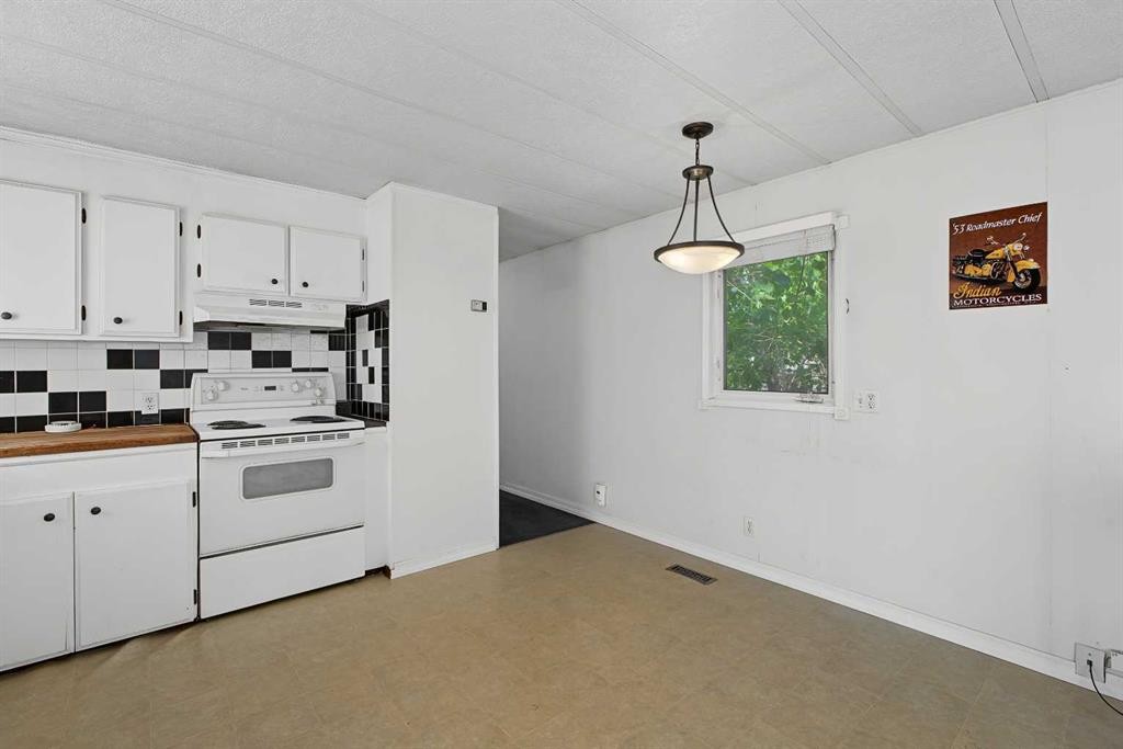 145 Spring Haven Mews Se, Airdrie, AB - Indoor Photo Showing Kitchen