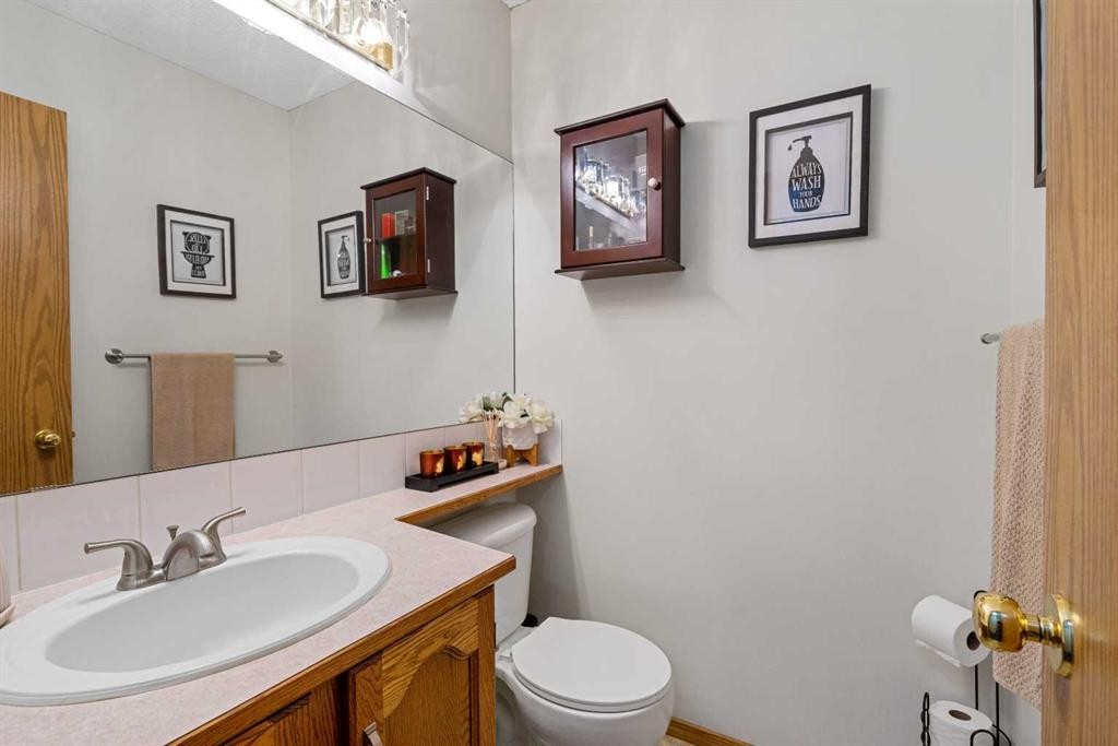 160 Millview Green Sw, Calgary, AB - Indoor Photo Showing Bathroom