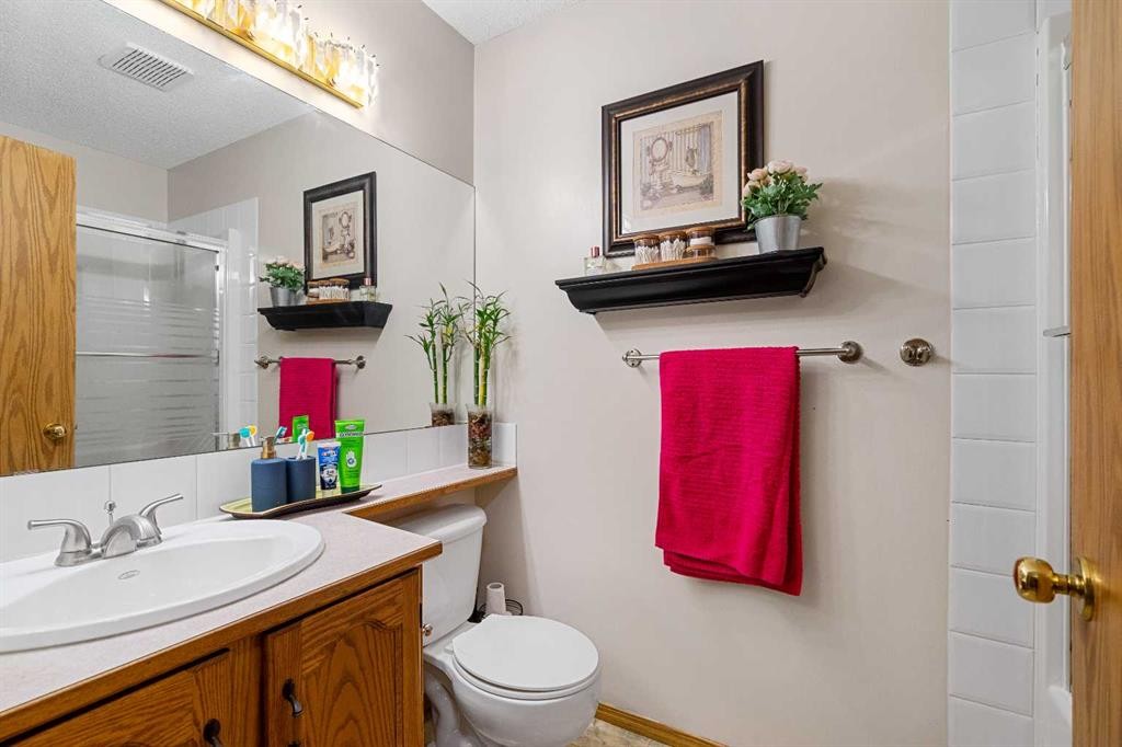 160 Millview Green Sw, Calgary, AB - Indoor Photo Showing Bathroom