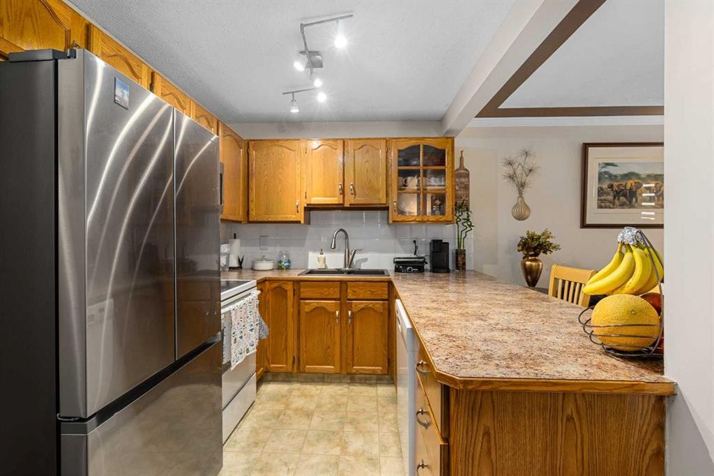 160 Millview Green Sw, Calgary, AB - Indoor Photo Showing Kitchen