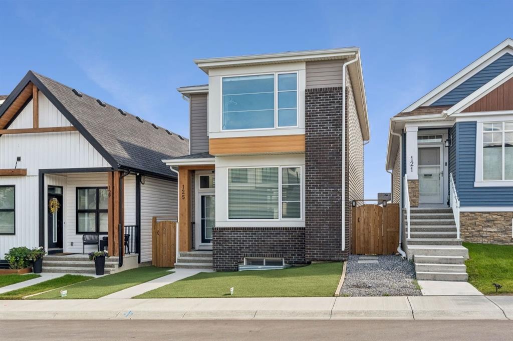 125 Rochester Way Nw, Calgary, AB - Outdoor With Facade