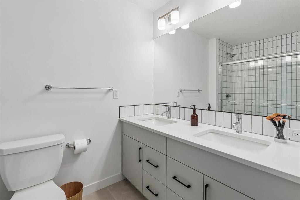 125 Rochester Way Nw, Calgary, AB - Indoor Photo Showing Bathroom