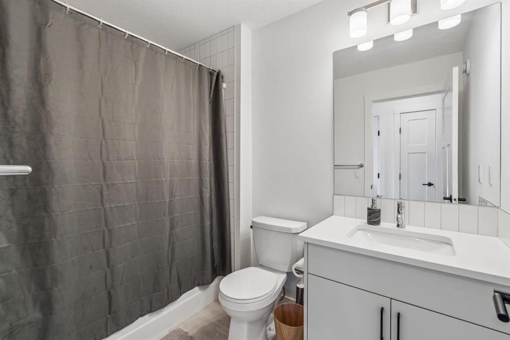 125 Rochester Way Nw, Calgary, AB - Indoor Photo Showing Bathroom