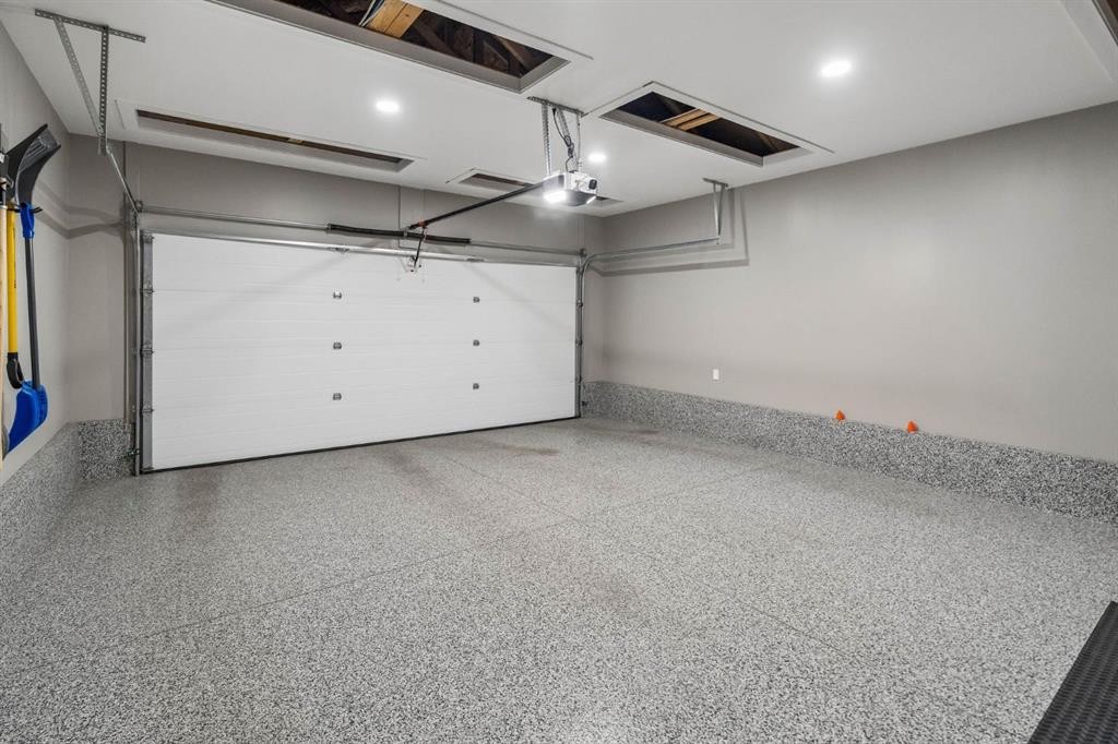 125 Rochester Way Nw, Calgary, AB - Indoor Photo Showing Garage