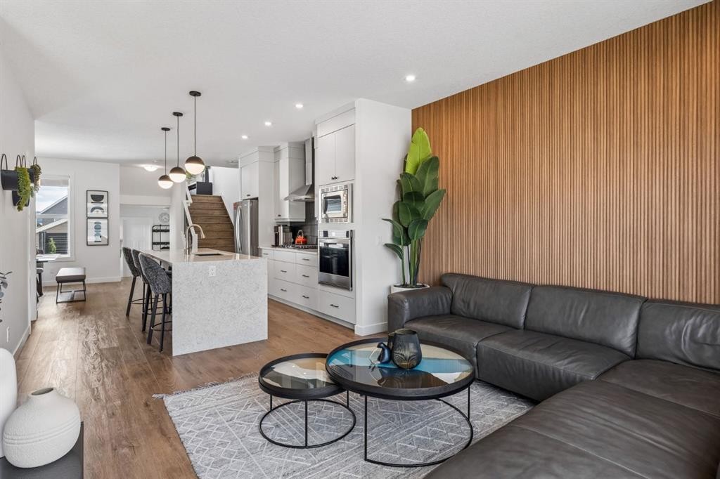 125 Rochester Way Nw, Calgary, AB - Indoor Photo Showing Living Room