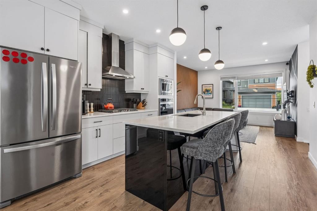 125 Rochester Way Nw, Calgary, AB - Indoor Photo Showing Kitchen With Upgraded Kitchen