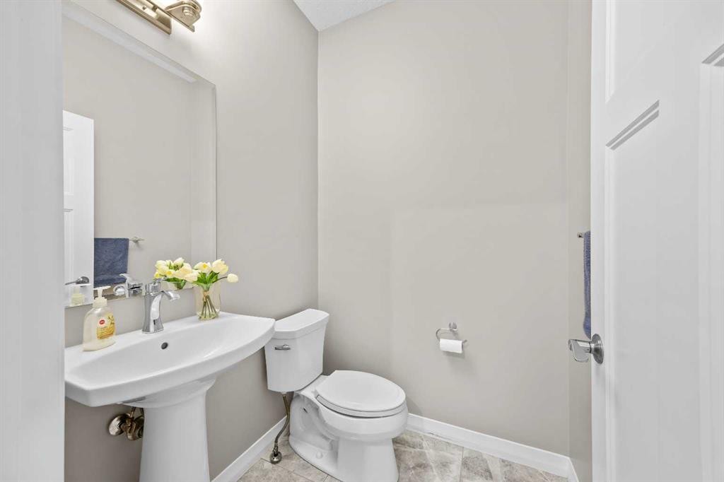 27 Mahogany Crescent Se, Calgary, AB - Indoor Photo Showing Bathroom