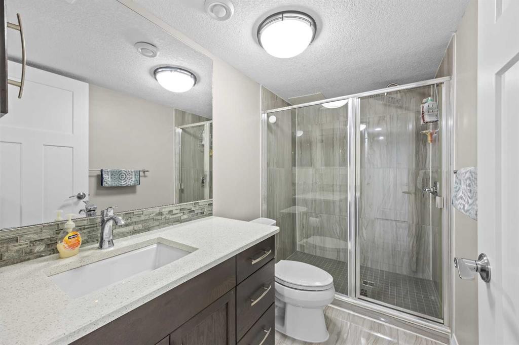 27 Mahogany Crescent Se, Calgary, AB - Indoor Photo Showing Bathroom