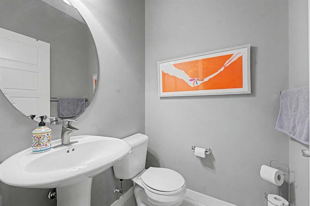 605 Nolan Hill Boulevard Nw, Calgary, AB - Indoor Photo Showing Bathroom