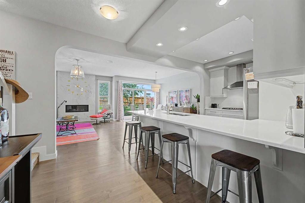 605 Nolan Hill Boulevard Nw, Calgary, AB - Indoor Photo Showing Kitchen With Upgraded Kitchen