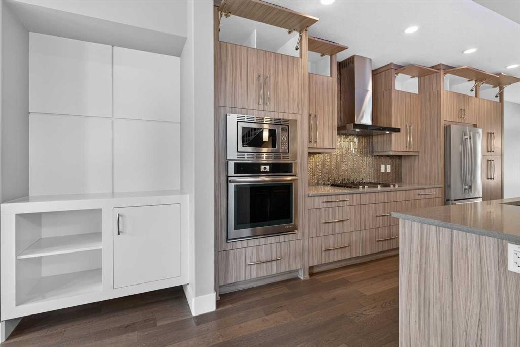 3318 Centre B Street Nw, Calgary, AB - Indoor Photo Showing Kitchen With Upgraded Kitchen