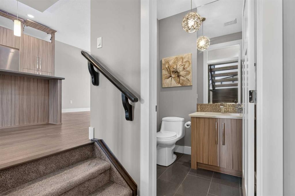 3318 Centre B Street Nw, Calgary, AB - Indoor Photo Showing Bathroom