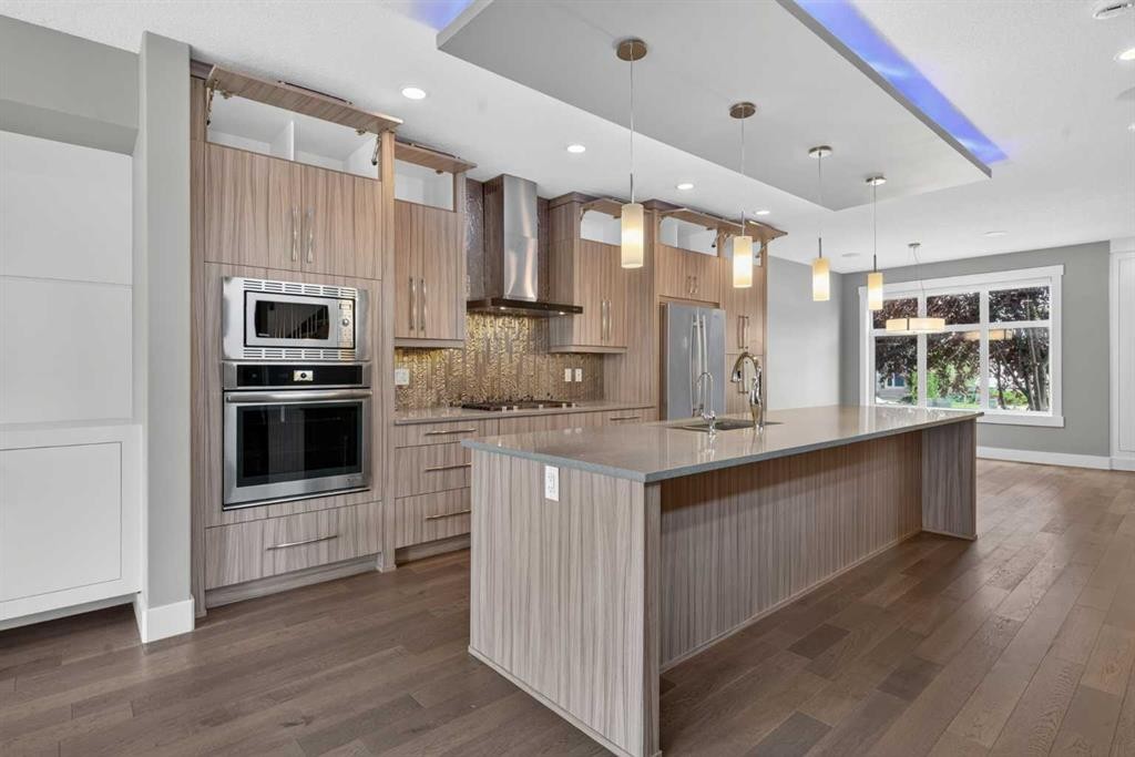 3318 Centre B Street Nw, Calgary, AB - Indoor Photo Showing Kitchen With Upgraded Kitchen