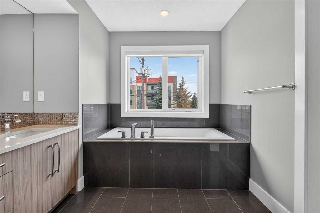 3318 Centre B Street Nw, Calgary, AB - Indoor Photo Showing Bathroom