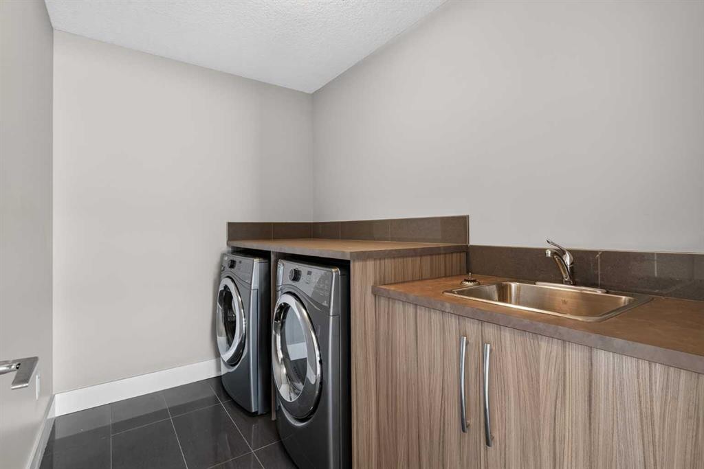 3318 Centre B Street Nw, Calgary, AB - Indoor Photo Showing Laundry Room