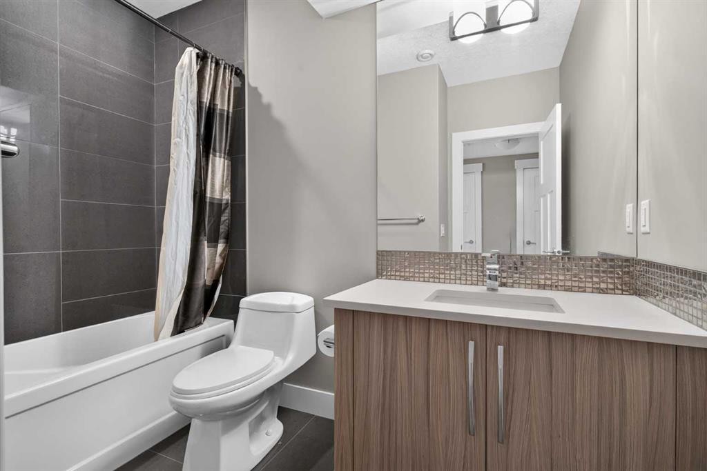 3318 Centre B Street Nw, Calgary, AB - Indoor Photo Showing Bathroom