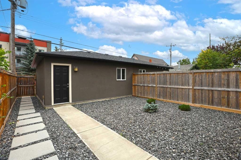 3318 Centre B Street Nw, Calgary, AB - Outdoor