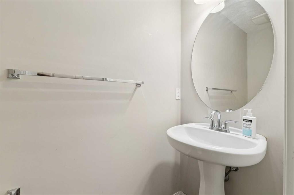 92 Cougar Ridge Close Sw, Calgary, AB - Indoor Photo Showing Bathroom