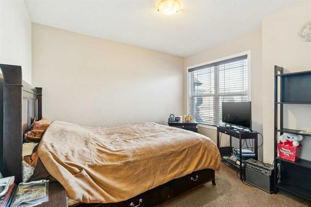 92 Cougar Ridge Close Sw, Calgary, AB - Indoor Photo Showing Bedroom