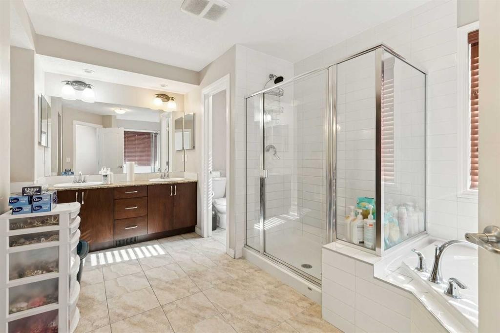 92 Cougar Ridge Close Sw, Calgary, AB - Indoor Photo Showing Bathroom