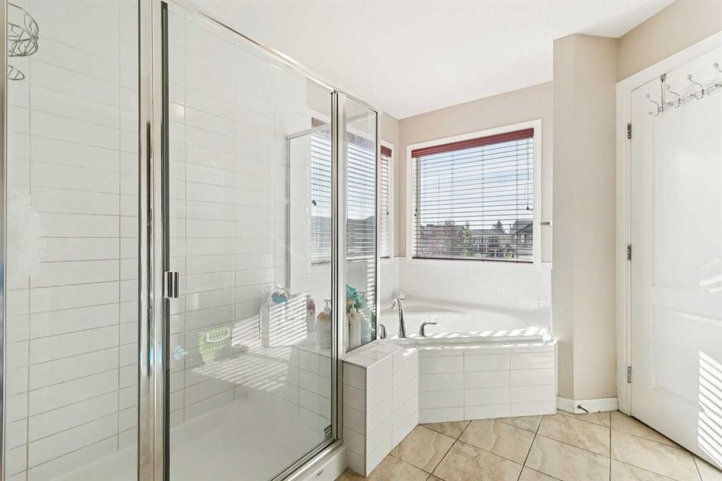 92 Cougar Ridge Close Sw, Calgary, AB - Indoor Photo Showing Bathroom