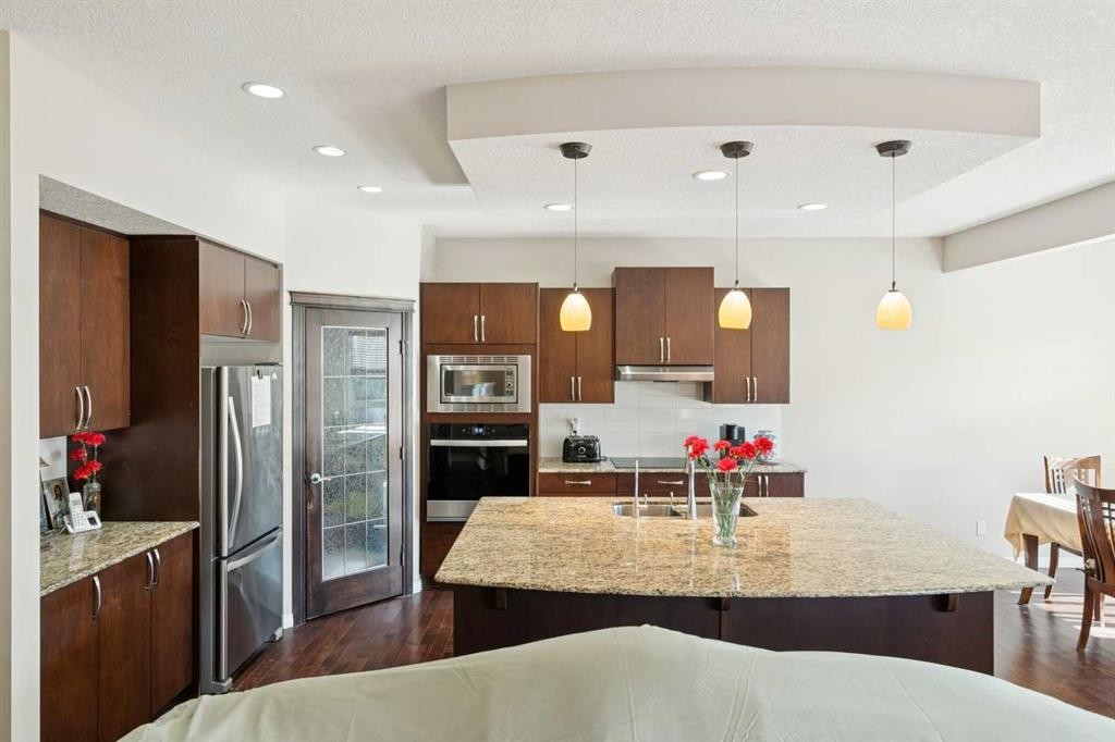 92 Cougar Ridge Close Sw, Calgary, AB - Indoor Photo Showing Kitchen With Double Sink With Upgraded Kitchen