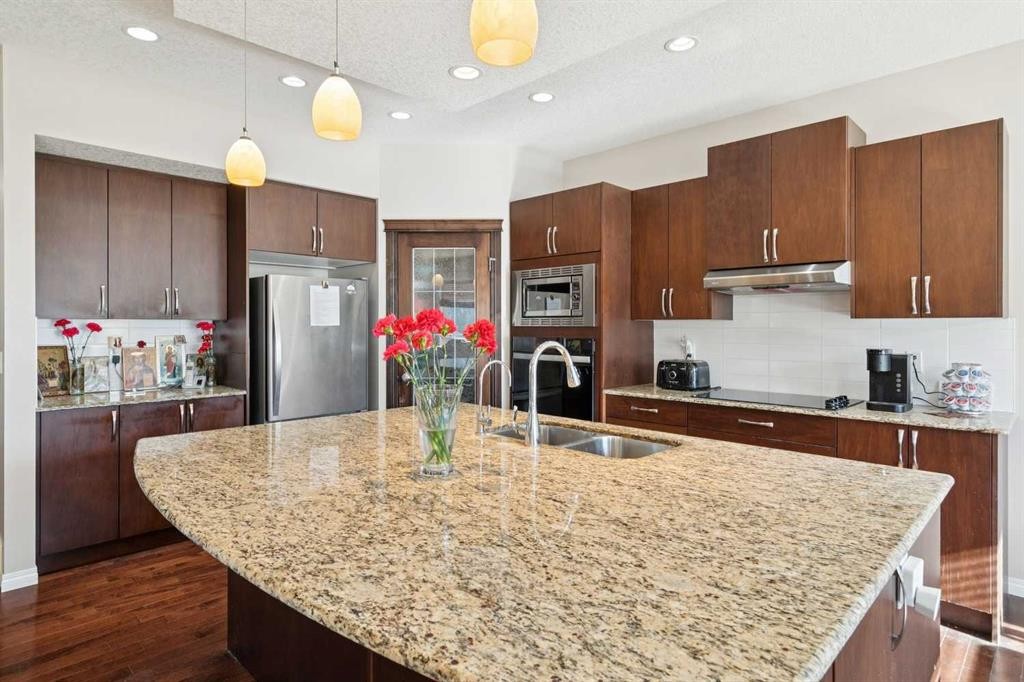92 Cougar Ridge Close Sw, Calgary, AB - Indoor Photo Showing Kitchen With Double Sink With Upgraded Kitchen