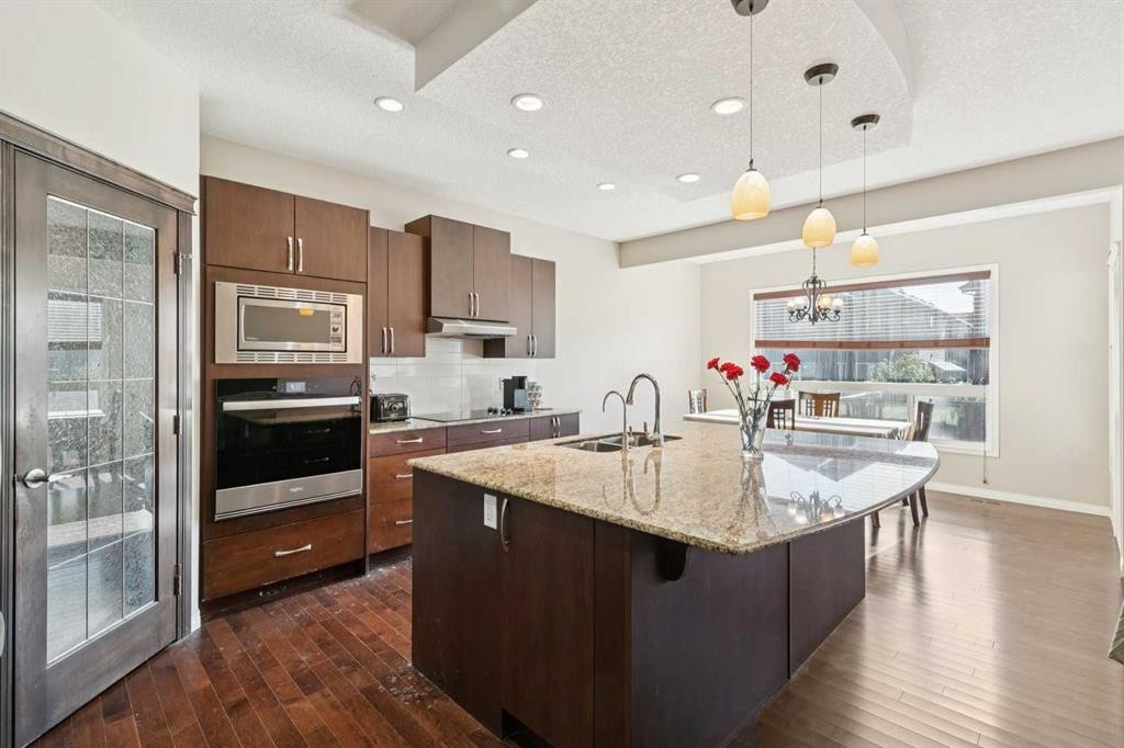 92 Cougar Ridge Close Sw, Calgary, AB - Indoor Photo Showing Kitchen With Upgraded Kitchen