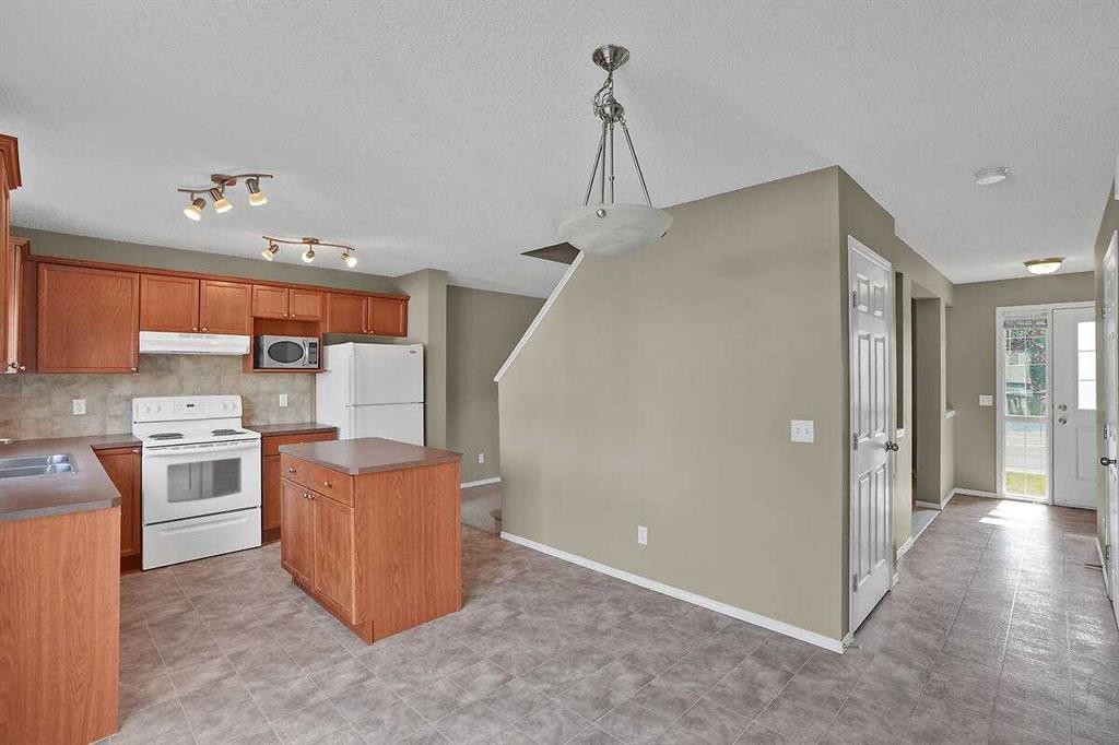 706 Everridge Drive Sw, Calgary, AB - Indoor Photo Showing Kitchen With Double Sink