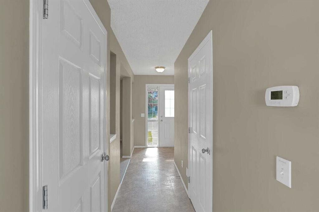706 Everridge Drive Sw, Calgary, AB - Indoor Photo Showing Other Room