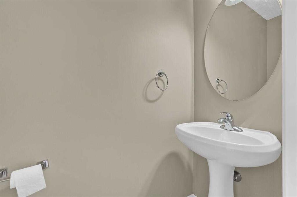 706 Everridge Drive Sw, Calgary, AB - Indoor Photo Showing Bathroom