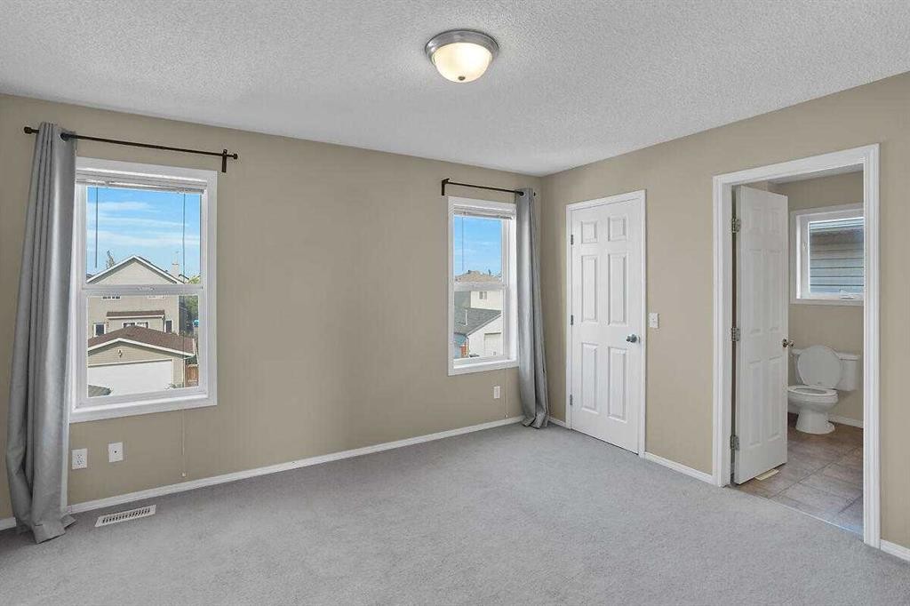 706 Everridge Drive Sw, Calgary, AB - Indoor Photo Showing Other Room