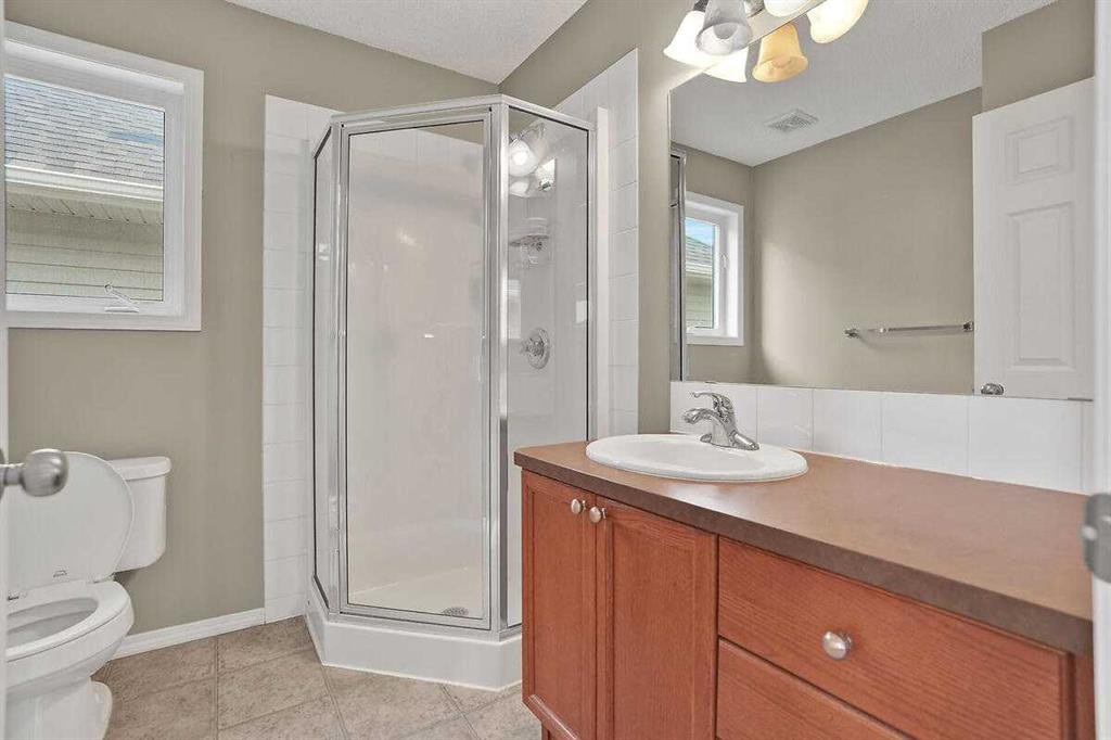 706 Everridge Drive Sw, Calgary, AB - Indoor Photo Showing Bathroom