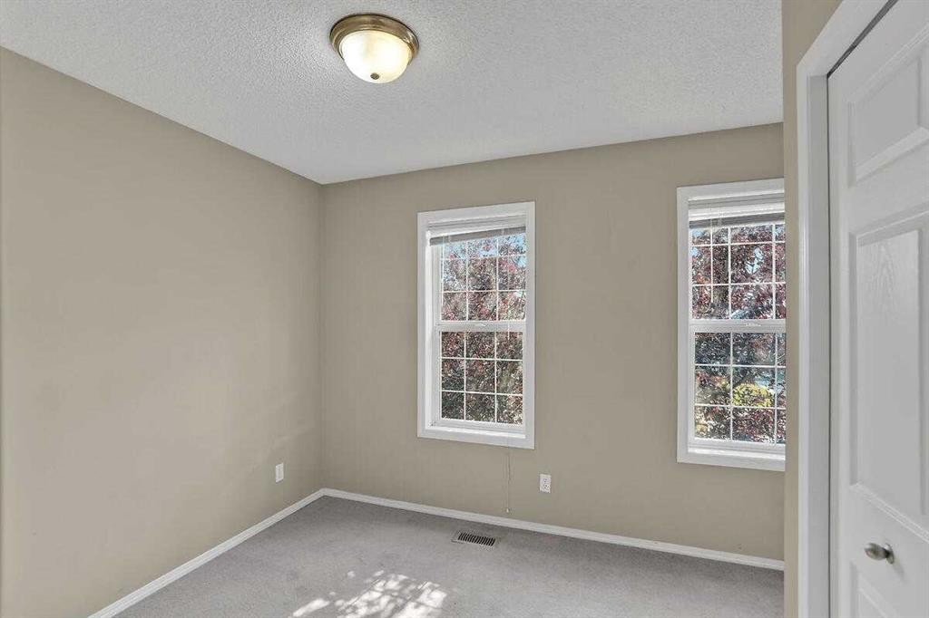 706 Everridge Drive Sw, Calgary, AB - Indoor Photo Showing Other Room