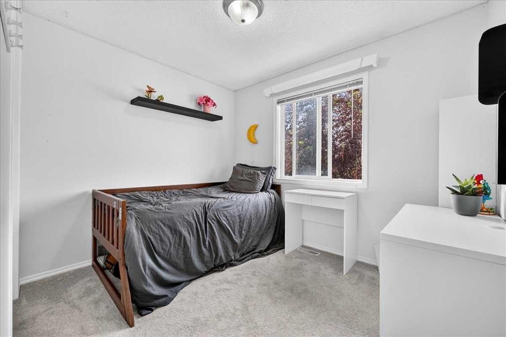 155 Tarington Green Ne, Calgary, AB - Indoor Photo Showing Bedroom