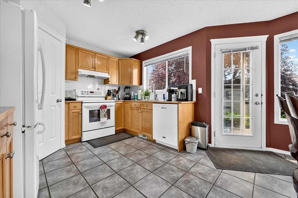 155 Tarington Green Ne, Calgary, AB - Indoor Photo Showing Kitchen