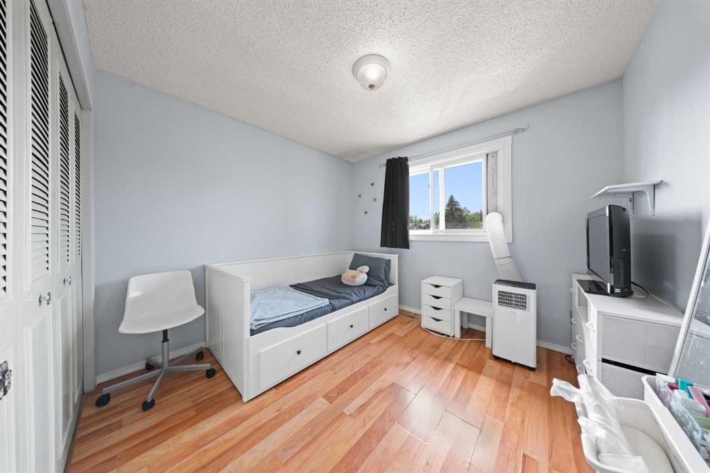 32 Shawmeadows Road Sw, Calgary, AB - Indoor Photo Showing Bedroom