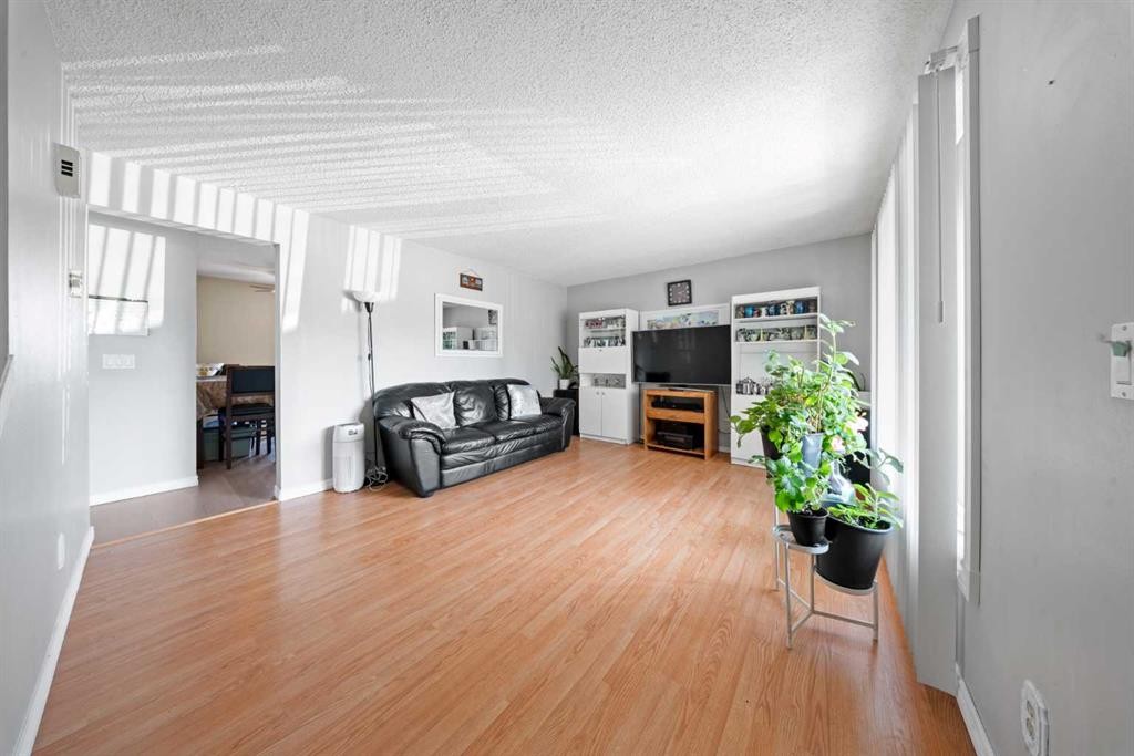 32 Shawmeadows Road Sw, Calgary, AB - Indoor Photo Showing Other Room