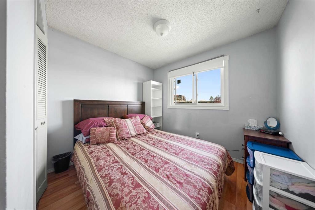 32 Shawmeadows Road Sw, Calgary, AB - Indoor Photo Showing Bedroom