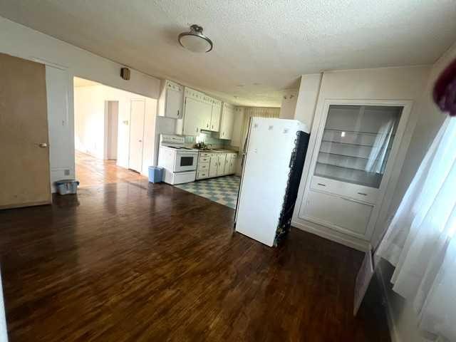 836 69 Avenue Sw, Calgary, AB - Indoor Photo Showing Kitchen