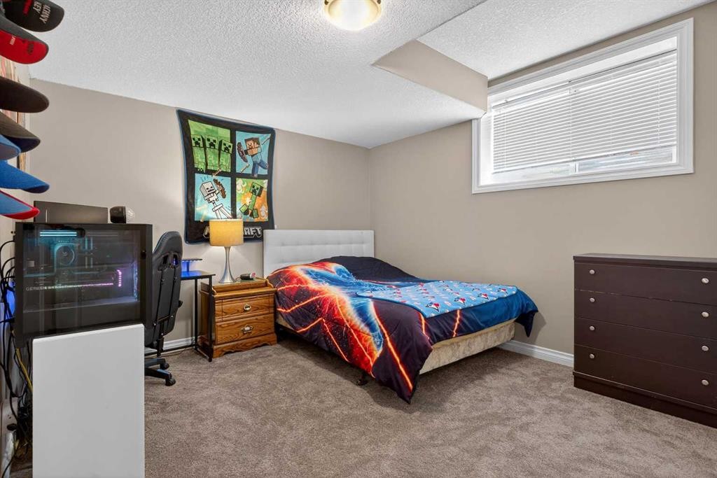159 Sherwood Crescent Nw, Calgary, AB - Indoor Photo Showing Bedroom