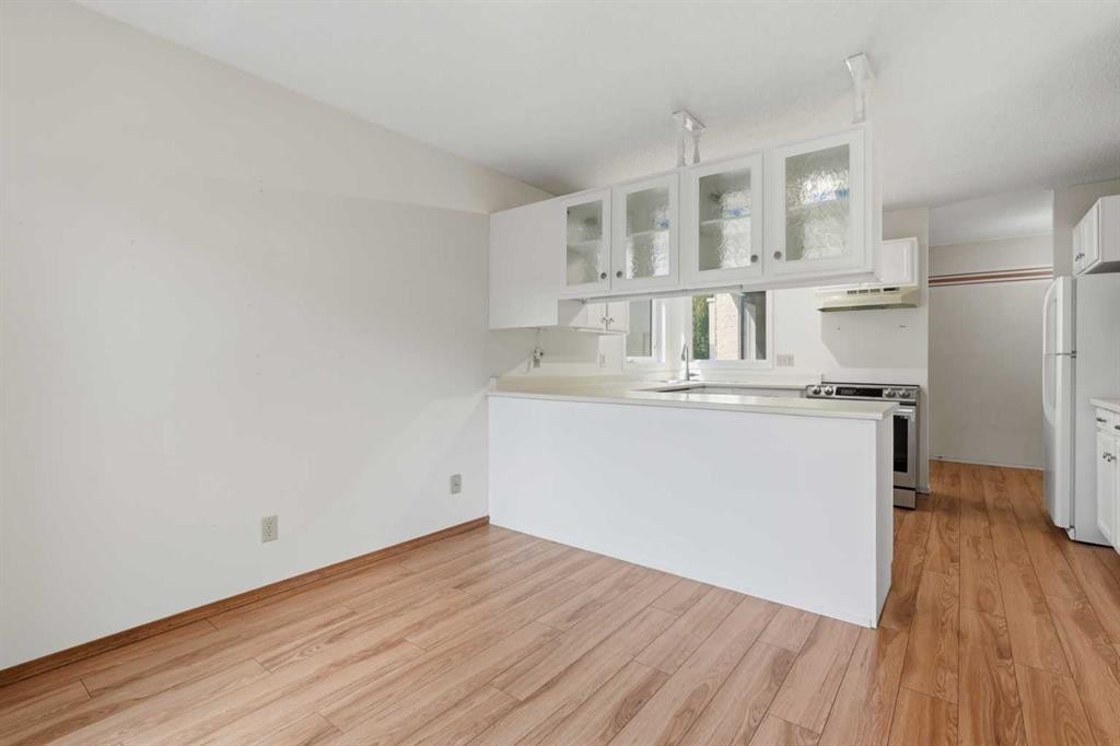 30 Sandarac Circle Nw, Calgary, AB - Indoor Photo Showing Kitchen