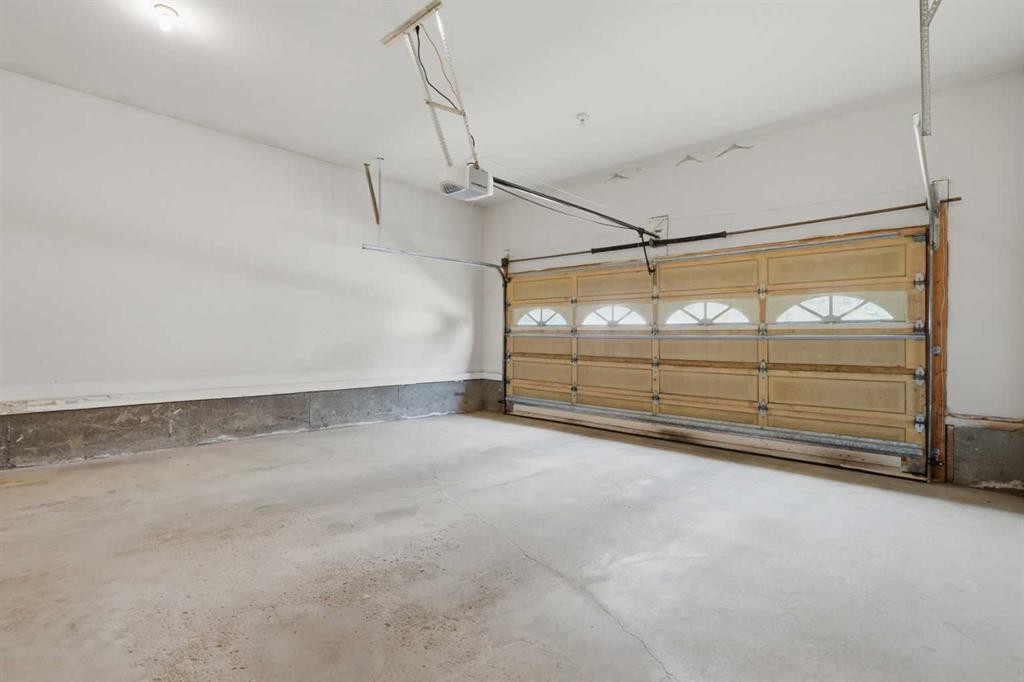 30 Sandarac Circle Nw, Calgary, AB - Indoor Photo Showing Garage