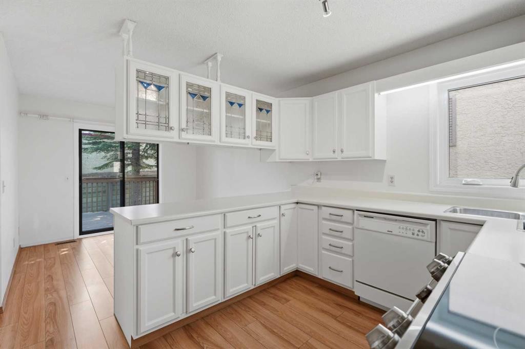 30 Sandarac Circle Nw, Calgary, AB - Indoor Photo Showing Kitchen